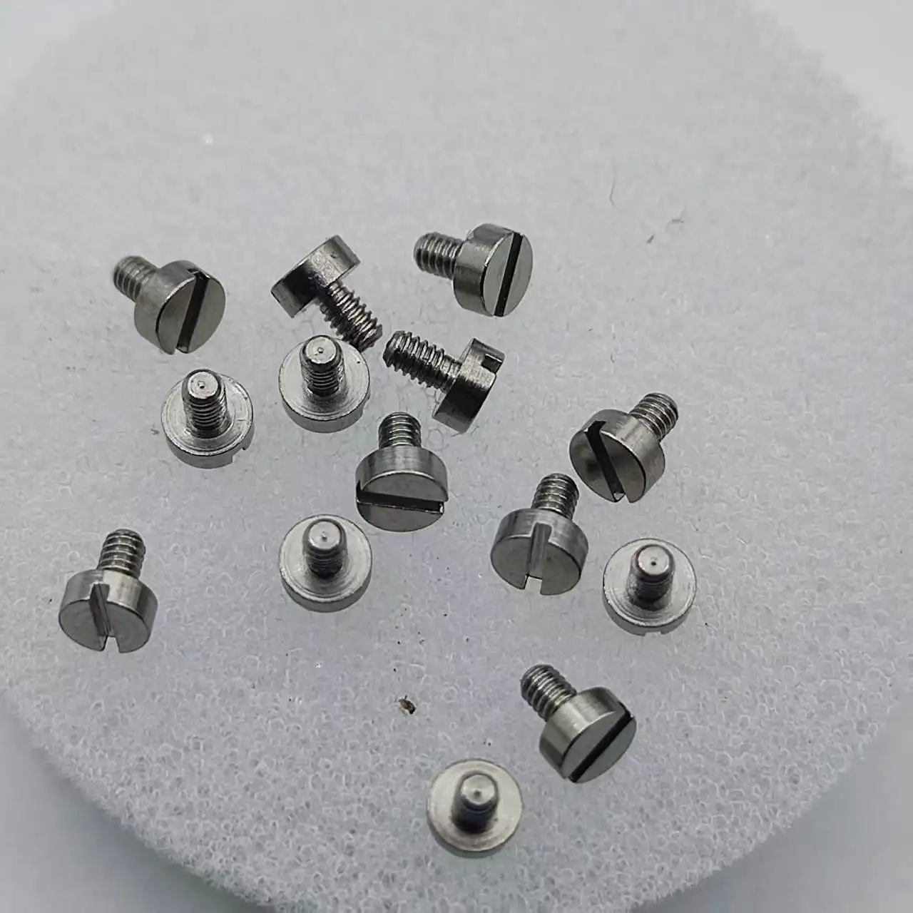 Запасные части для часов подходят для винтов задней крышки часов Hublot00, маленькие винты с плоской головкой Hublot00 2,5x1,2x3,0 мм