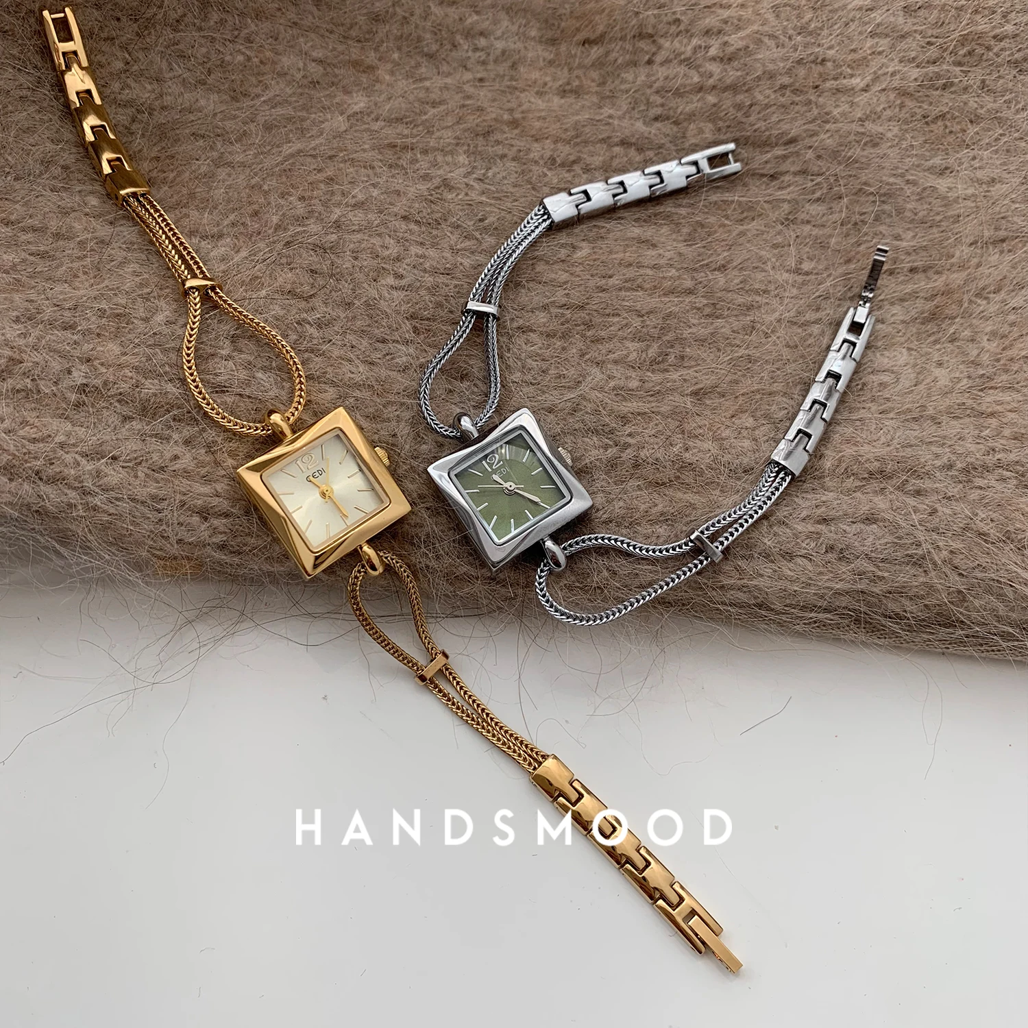 ساعة خفيفة فاخرة مربعة الشكل ذات قرص صغير وسلسلة رفيعة رائعة وراقية للنساء أنيقة وسخية وفريدة من نوعها