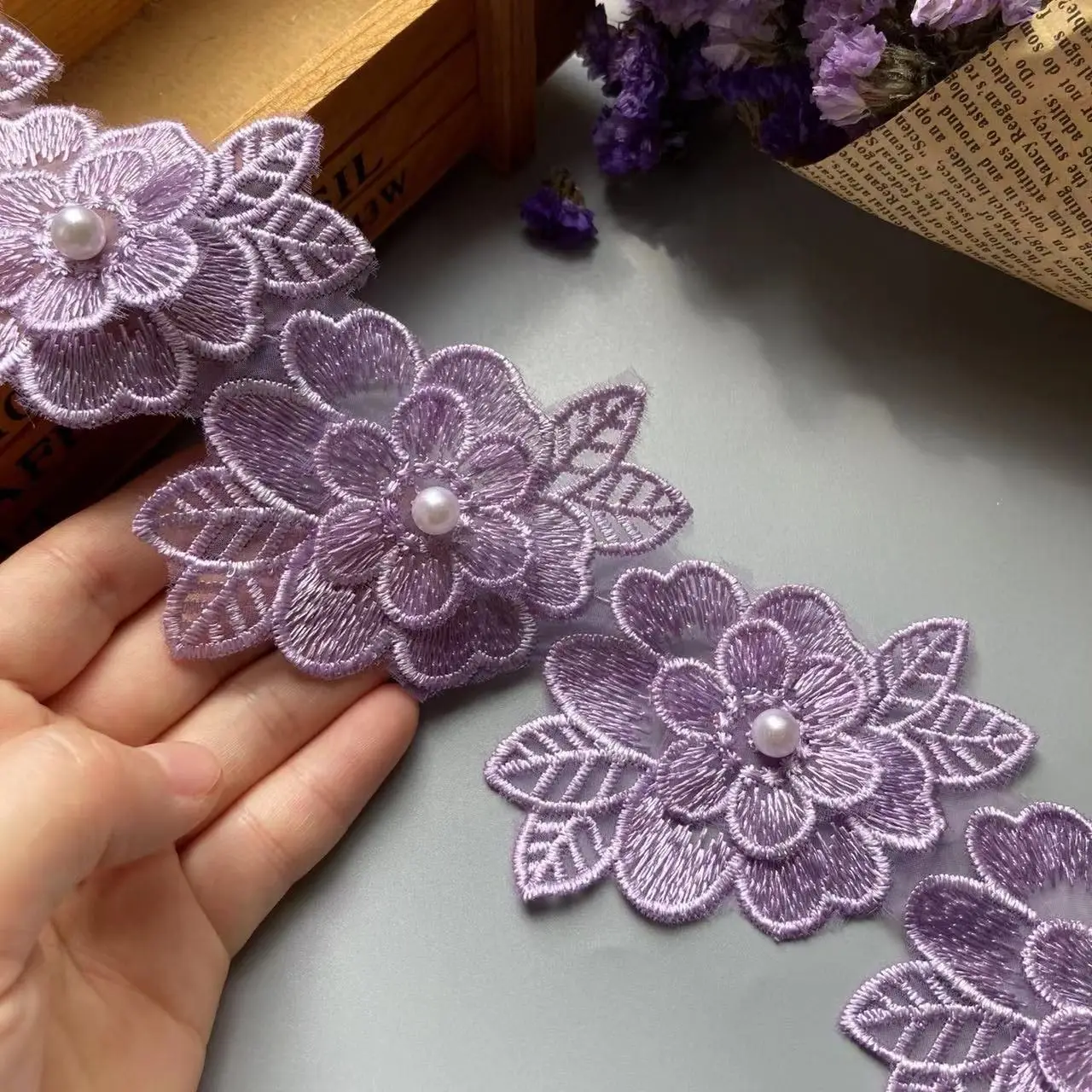 1 yard Fiore Viola Perla Ricamato Lace Trim Nastro Tessuto Patchwork Abito Da Sposa Forniture Per Cucire FAI DA TE Mestiere 6 cm di Larghezza Nuovo