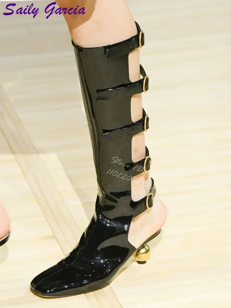 

Полые сапоги с металлическими пряжками и ремешками, лакированные ботинки с квадратным носком, странный стиль, сандалии на мячом каблуке, модные летние женские современные туфли 2023 года