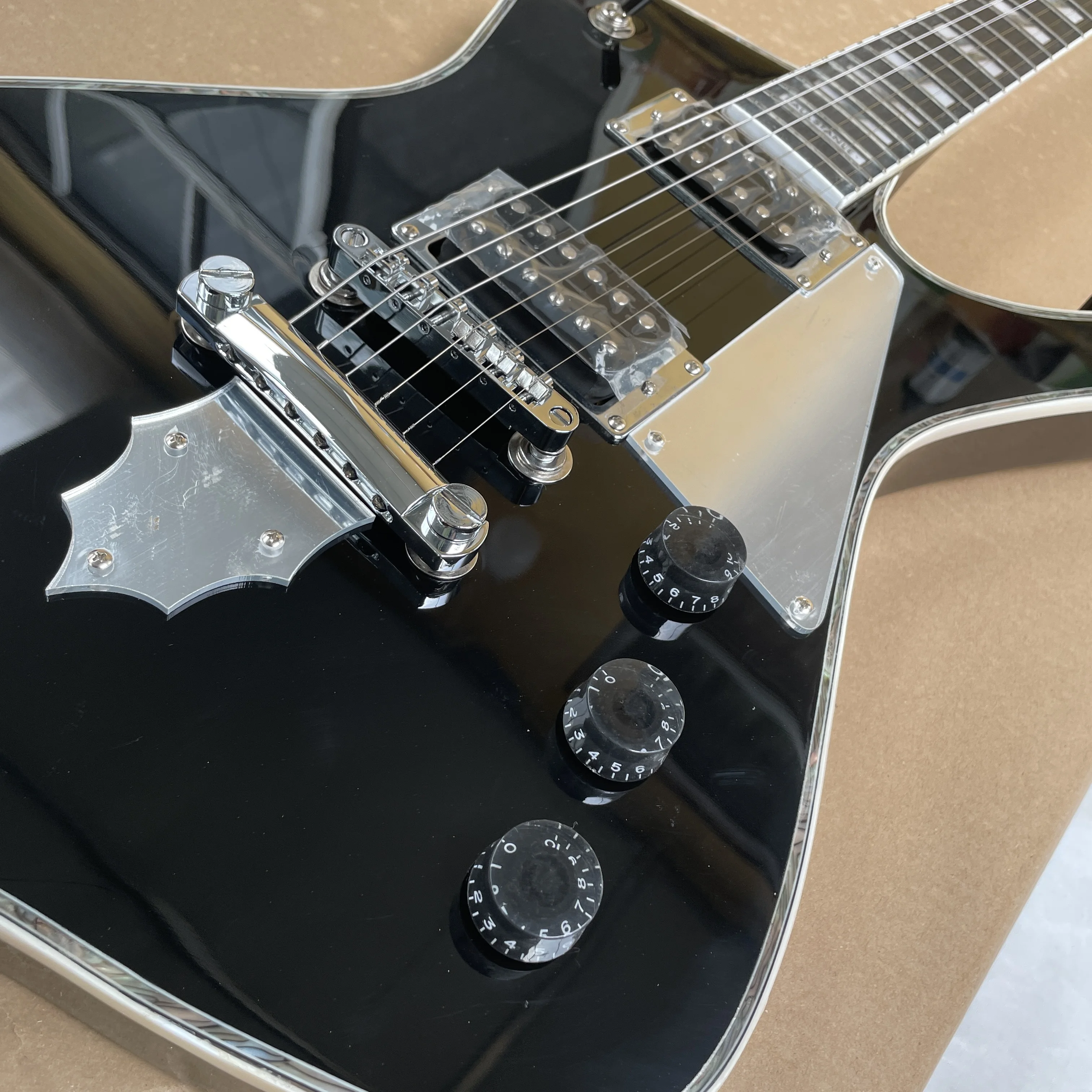Pure black glossy electric guitar with high-grade pickups and rosewood fingerboard guitars. An advanced rock-style guitarra view 5