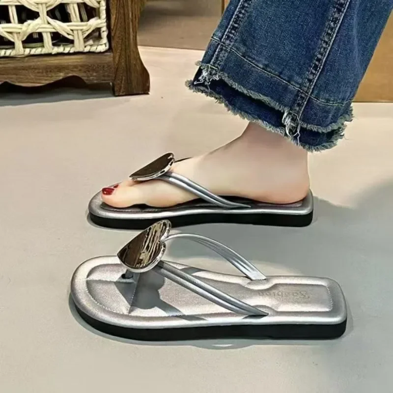 

Женские уличные тапочки 2025 года, шлепанцы в форме любви, дышащая мягкая подошва для домашнего использования, женская повседневная обувь для отдыха