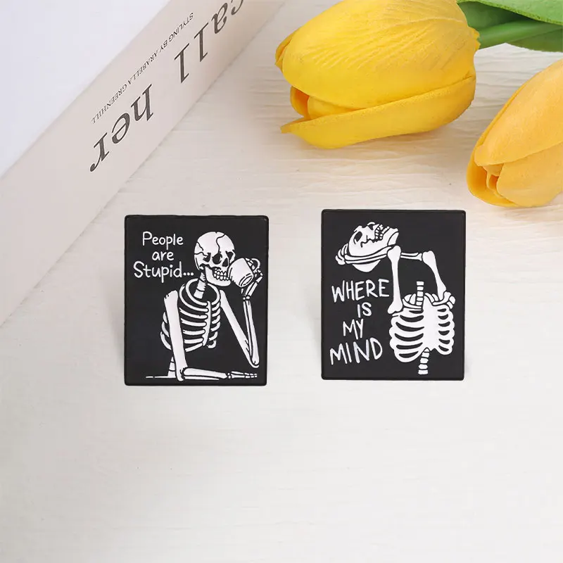 Die Leute sind dumm, wo ist mein Verstand? Skelett-Abzeichen Emaille-Pin, dunkler Humor, Halloween-Skelett-Broschen, Taschen-Revers-Abzeichen, Schmuckgeschenk. – Detail 6