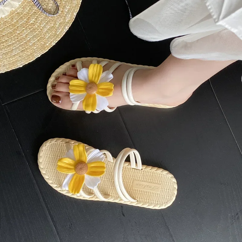 Da indossare al di fuori del 2024 nuovo stile estivo da donna Versatile con suola piatta e pantofole in due abiti da spiaggia in stile etnico per le