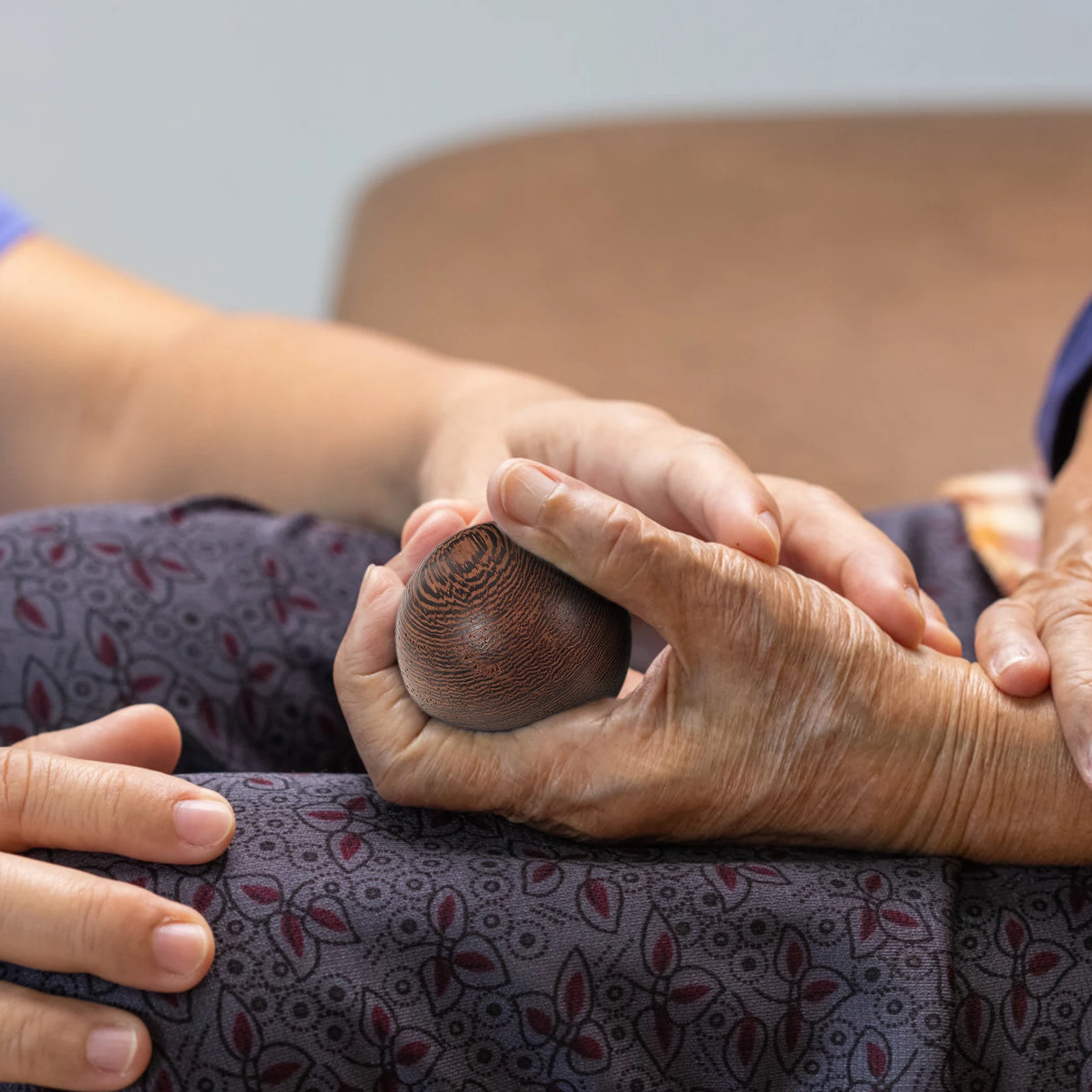 

1Pair Hand Massage Balls Rosewood Health Care Exercise Ball for Stress Relief Wrist Muscle Movement Therapy Tool