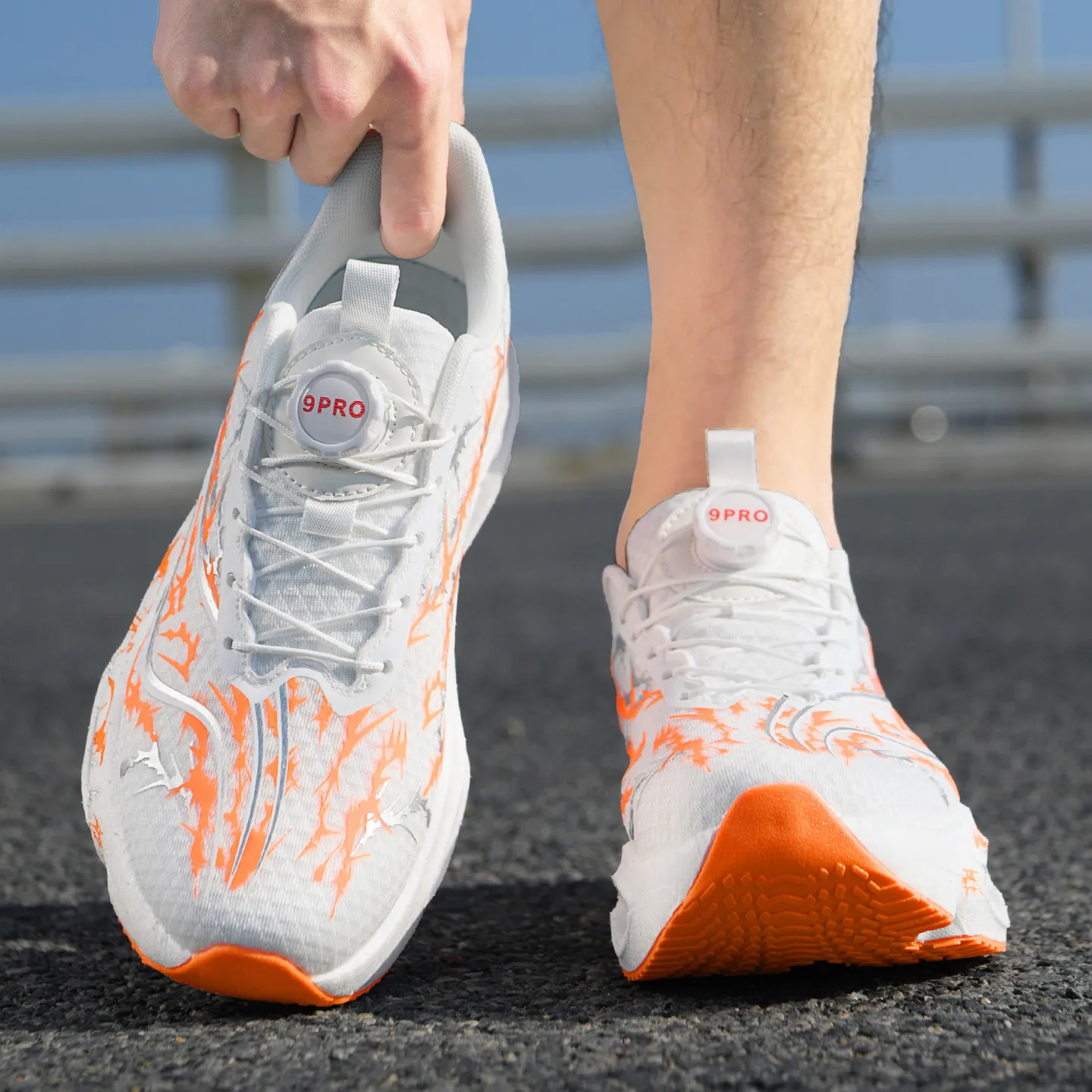 Herren-Laufschuhe, Tennisschuhe, trendige Laufschuhe mit Carbonplatte und Knopfverschluss für alle Jahreszeiten, personalisierte Sportschuhe mit Dornenmuster und atmungsaktivem Mesh-Material, Laufschuhe mit hohem Rückprall und dicker Sohle, rutschfest und abriebfest. – Detail 29