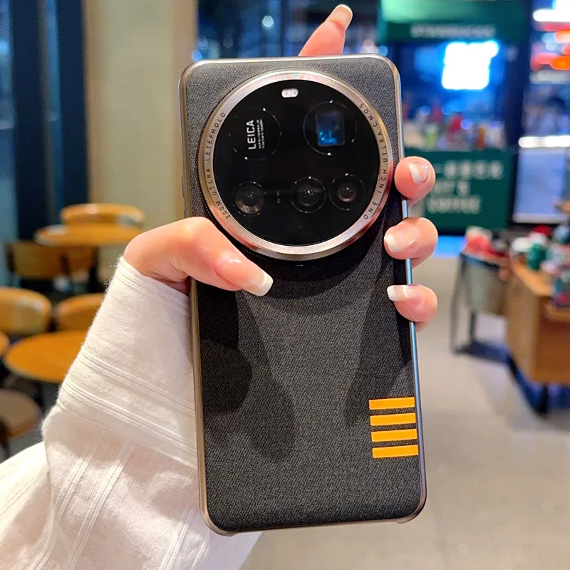 حافظة لهاتف Xiaomi 15 Ultra بتصميم كلاسيكي ناعم الملمس من القماش بإطار معدني مرتفع وعدسة الكاميرا وغطاء فضي بألوان متباينة