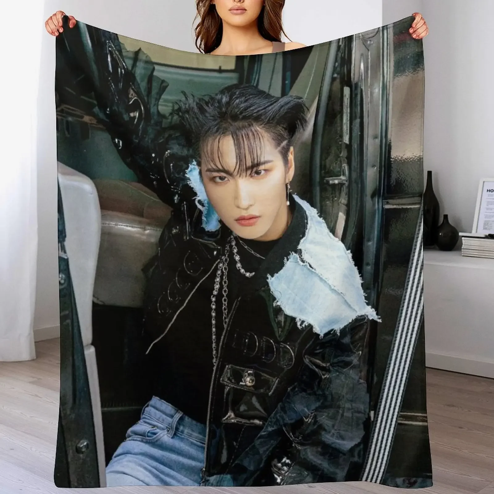 ATEEZ SEONGHWA THE WORLD EP.1 : MOVEMENT GUERRILLA Throw Blanket Decorative Sofas Baby Blankets