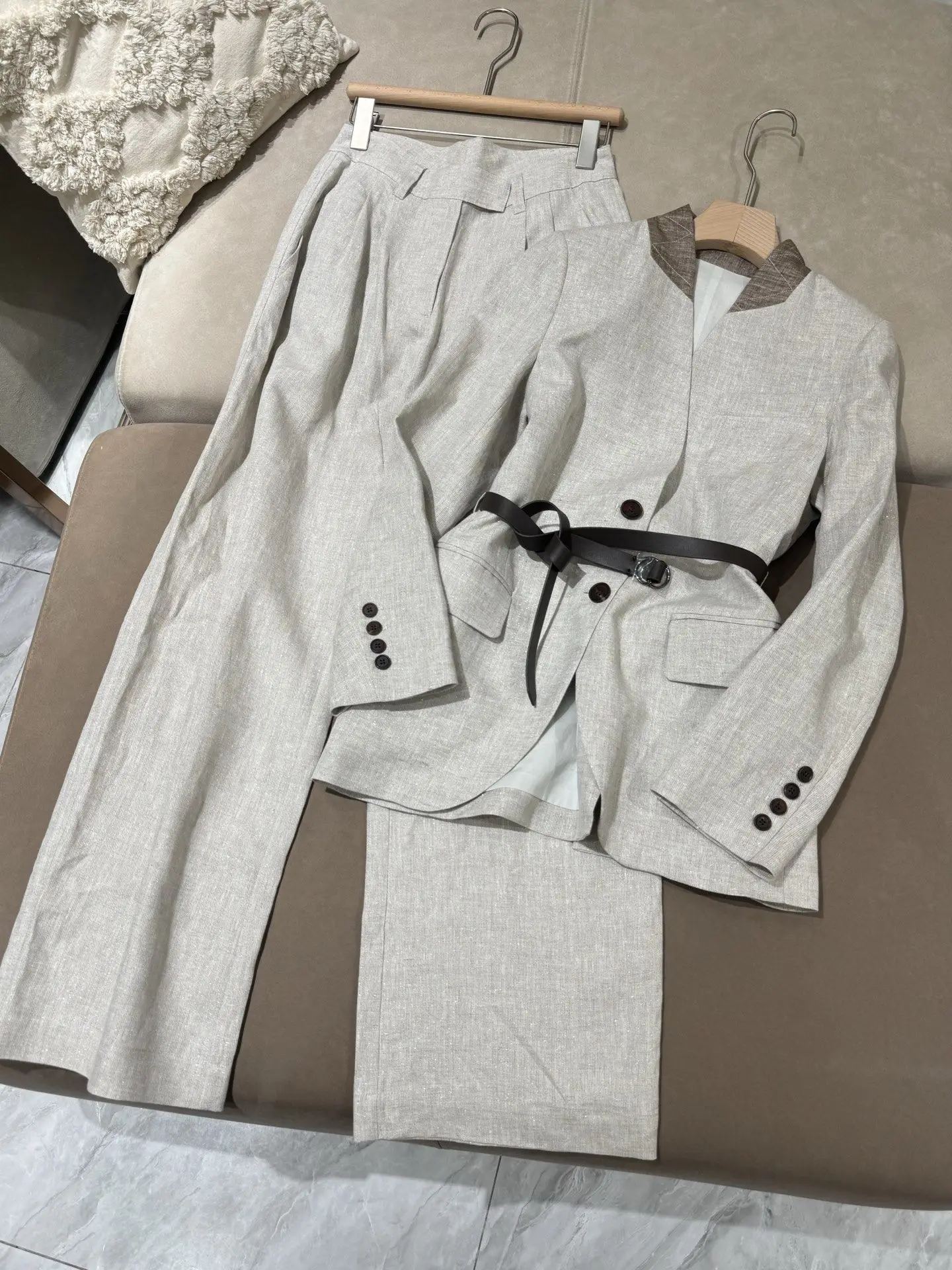 

Женский льняной костюм-тройка, Весна 2026, Высококачественный тонкий крой, Жилет с завязками на талии, Утягивающий эффект, Брюки с широкими штанинами, Элегантный комплект из трех предметов