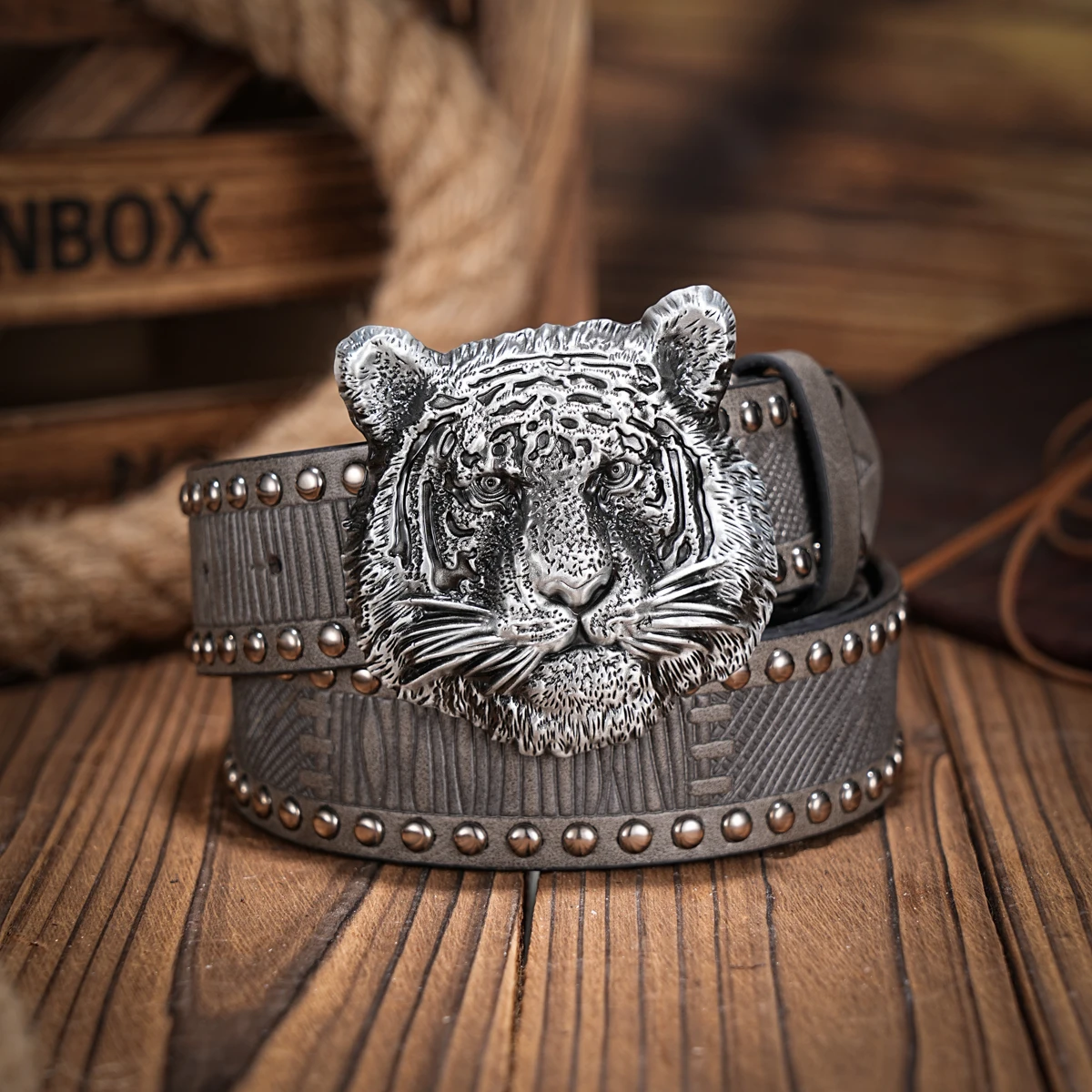 Ein lässiger, individueller und Retro-Gürtel, Kleidungsaccessoire im Western-Stil, Metallschnalle, PU-Gürtel, geeignet für Männer und Frauen. – Detail 3