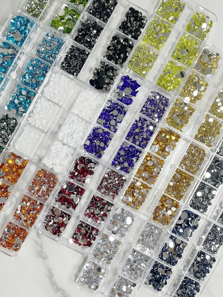 เพชรเรซิ่นแบบแบนหลังเรียบ ขนาดผสม 2-6 มม. ไม่ใช้ความร้อนติดกาว สำหรับตกแต่งเล็บ แต่งหน้า และงาน DIY