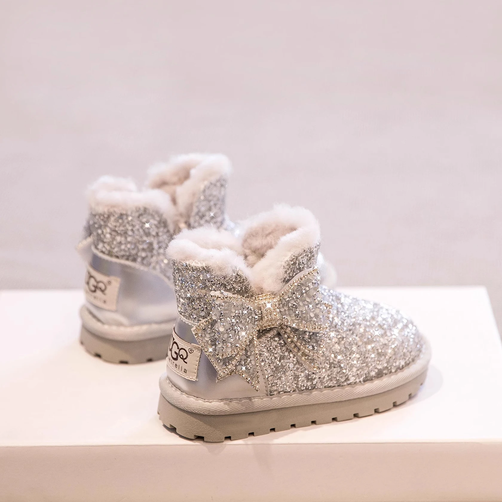 Zapatos cálidos para niños, botas de Otoño Invierno con pajarita, zapatos de nieve para niñas, botas antideslizantes suaves y brillantes a la moda para niñas, botas de nieve deportivas 26-36