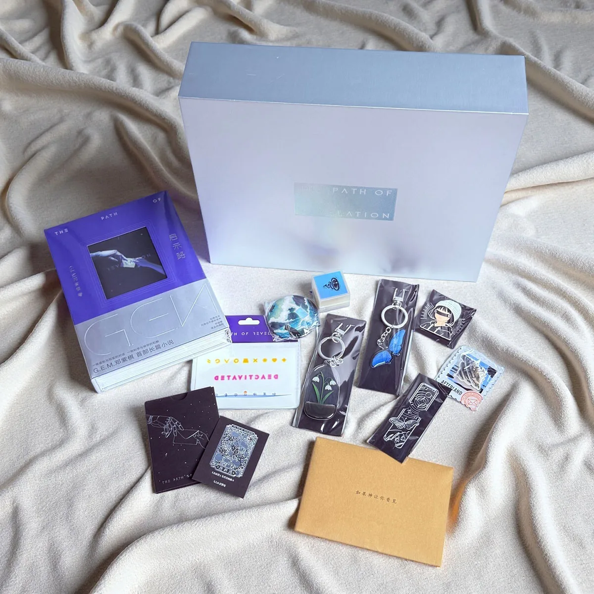 Official Genuine G.E.M. Deng Ziqi "Revelation Road" The first science fiction novel, book peripherals