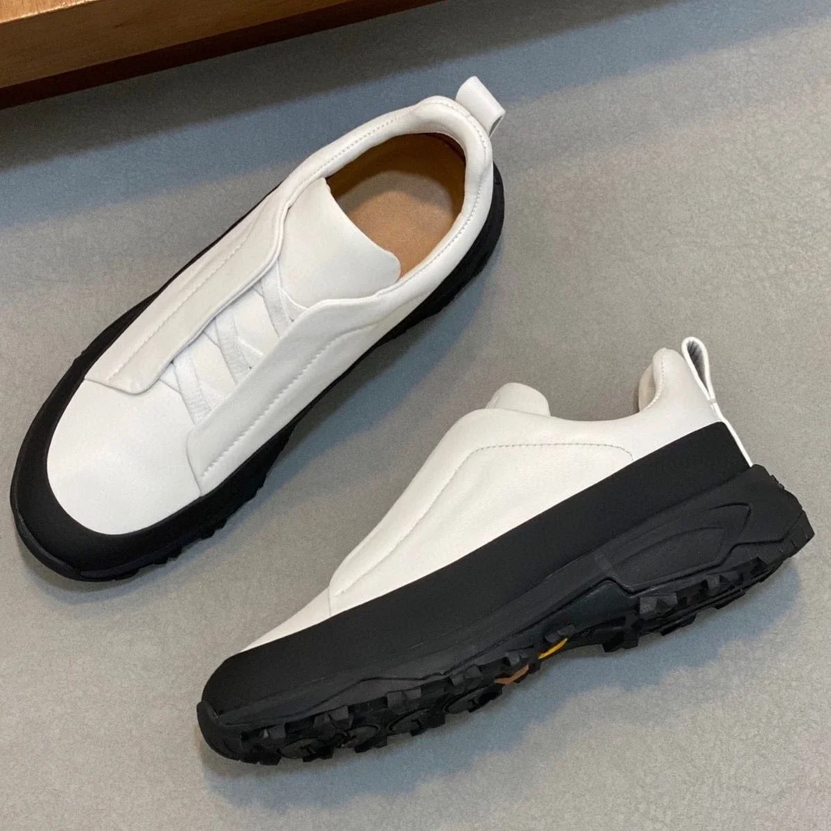 

2025 autumn new high-end leather lace up breathable casual sports shoes, thick soled fashionable men's shoes