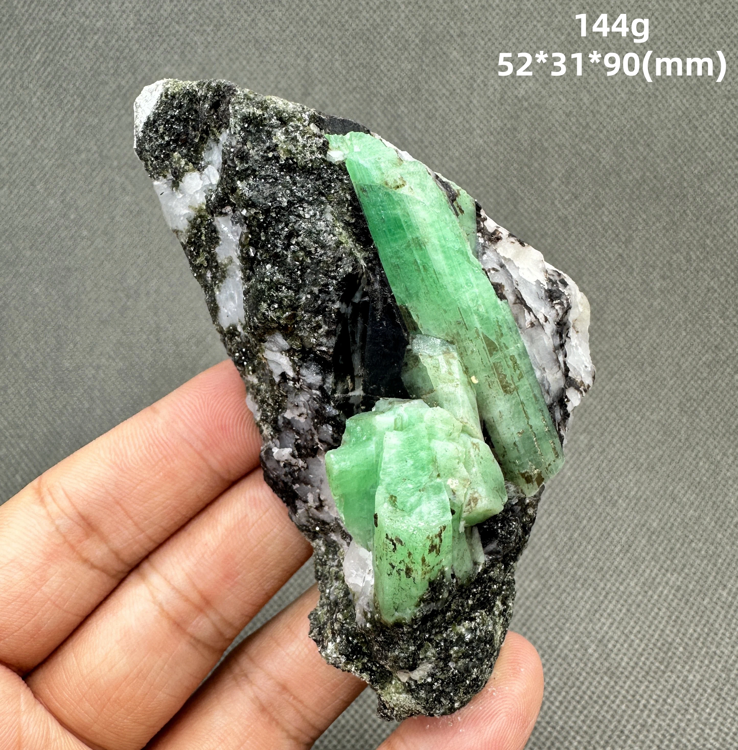 عينة معدنية من الزمرد الطبيعي + بلورات كوارتز شفاء وأحجار كريمة صخرية #4