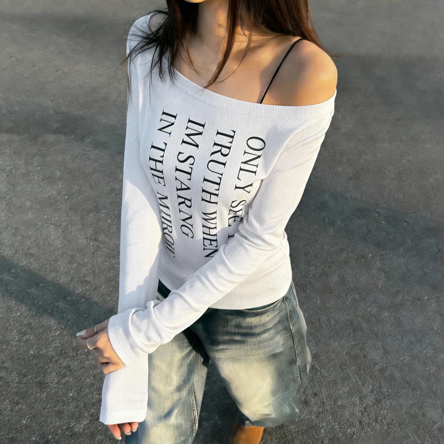 SUCHCUTE T-Shirt mit schrägem Kragen und Buchstaben-Aufdruck für Damen, elegante Langarm-T-Shirts, Y2k, sexy Streetwear-Tops, lässiges Outfit, Sommer-Chic – Detail 15