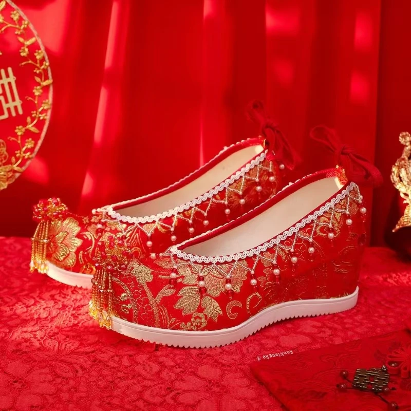 Женские красные свадебные туфли с вышивкой, туфли на танкетке с увеличенным внутренним ремешком на щиколотке, туфли Hanfu с ремешком на носке и шнурком из бисера и кисточками Женские красные свадебные туфли с вышивкой, туфли на танкетке с увеличенным внутренним ремешком на щиколотке, туфли Hanfu с ремешком на носке и шнурком из бисера и кисточками