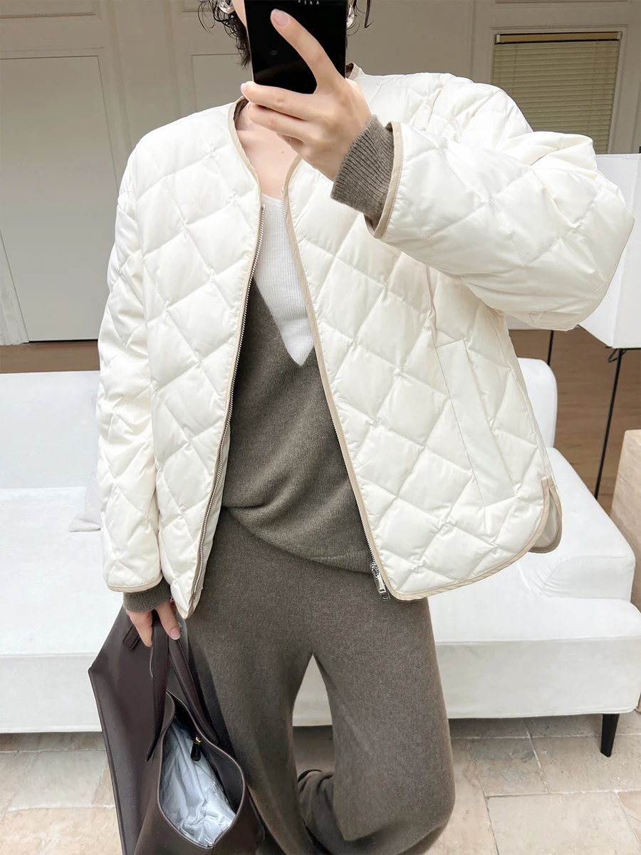 

Куртка-пуховик Amyy Studios из высокоплотной хлопковой ткани с водоотталкивающим покрытием, 90% белый гусиный пух, дизайн в стиле пэчворк, стеганая.