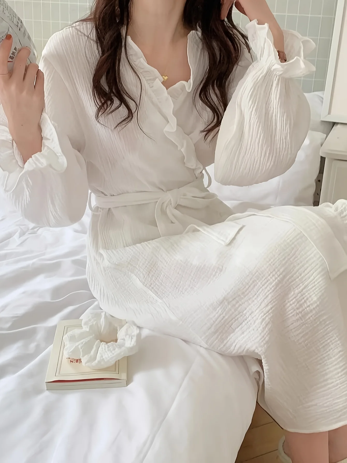 

Сексуальный женский халат с v-образным вырезом - пижама с длинными рукавами из 100% полиэстера и плиссированными деталями