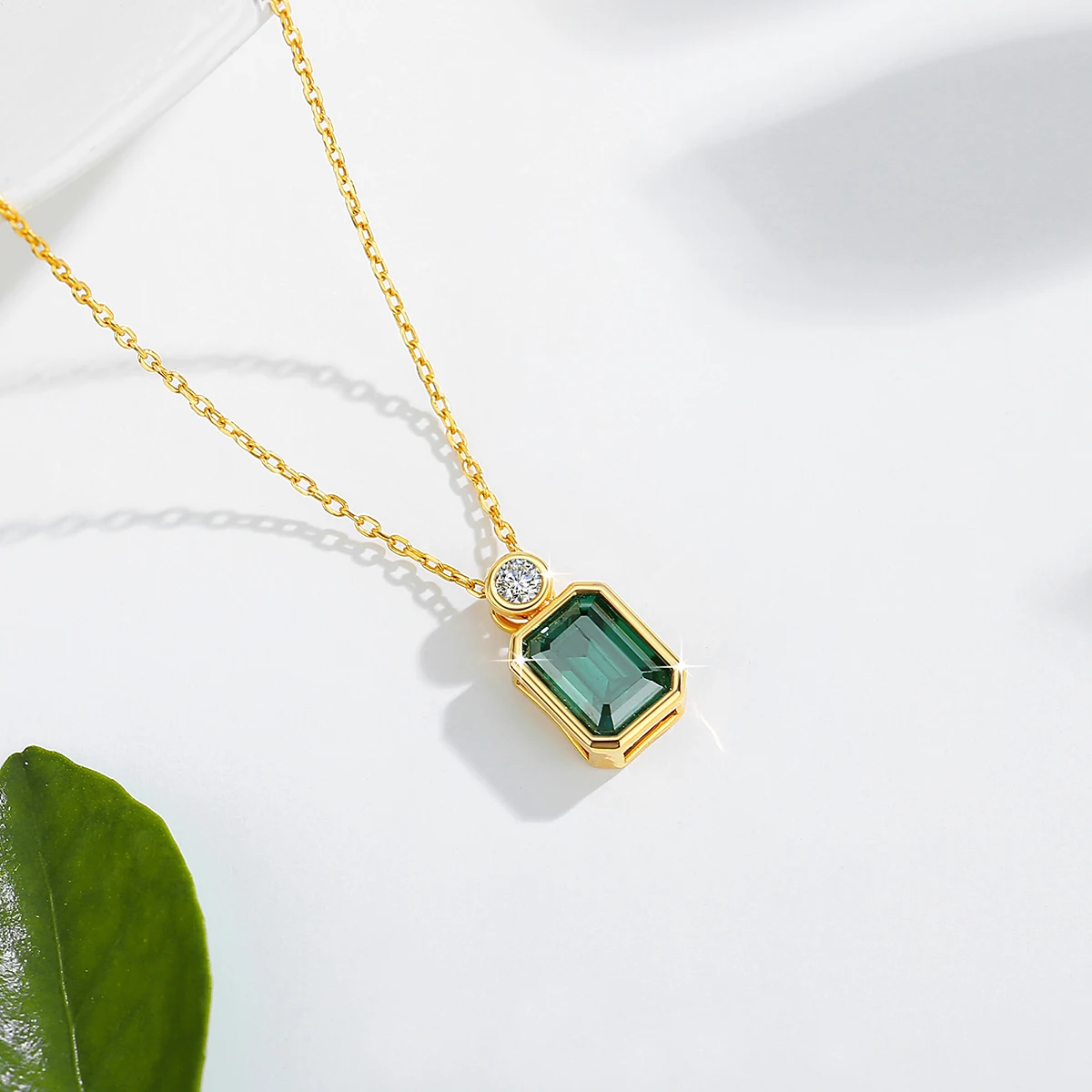 4CT 에메랄드 컷 14K 골드 목걸이 펜던트 Moissanite 8*10mm 여성을위한 짙은 녹색 높은 보석 기념일 크리스마스 선물