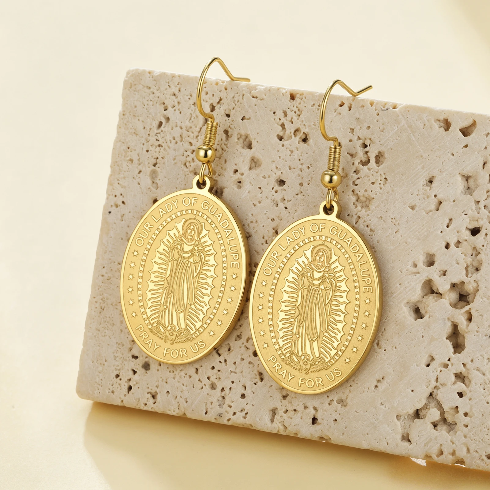 Pendientes de la Virgen de Guadalupe, con diseño de doble cara grabado, pendientes milagrosos, joyería religiosa de acero inoxidable.