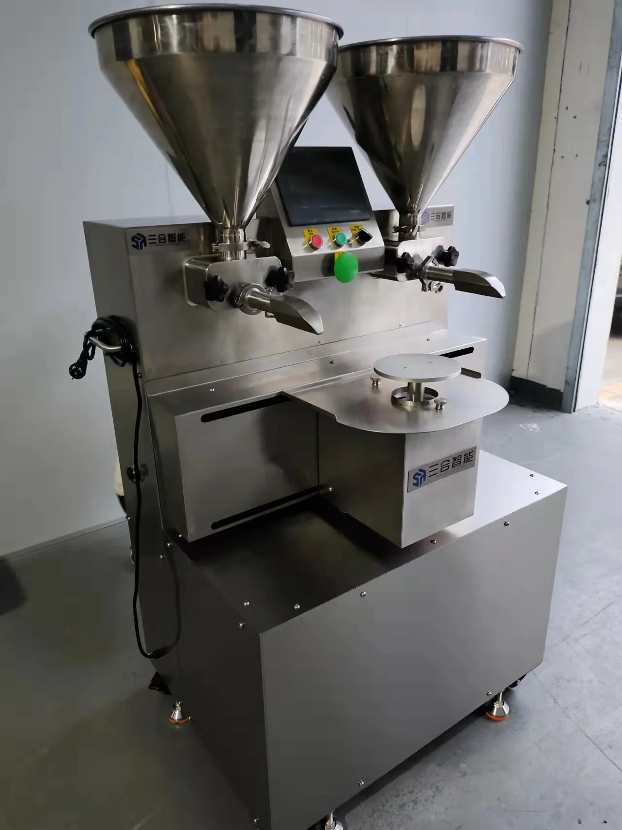 เครื่องแต่งหน้าเค้กวันเกิดทีรามิสุอัตโนมัติ2หัวเครื่องเกลี่ยครีมเค้กปาร์ตี้