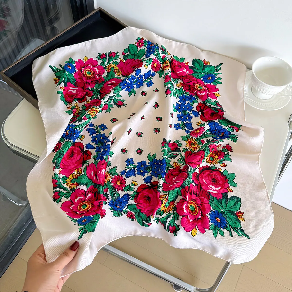 2025 Neueste 70 cm Baumwolle Blumendruck Frauen Bandanas Quadratischer Schal Mädchen Stirnband Zubehör Taschentuch Halstuch Haarschal – Detail 4