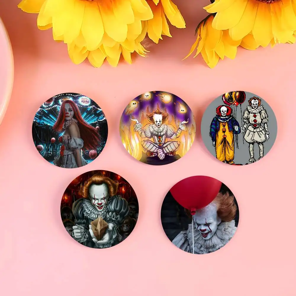 مخيف Pennywise مهرج 58 مللي متر لطيف أنيمي الشكل أيقونة شارة اليدوية صفيح بروش لحقيبة الظهر الملابس الصدر حلية الهدايا