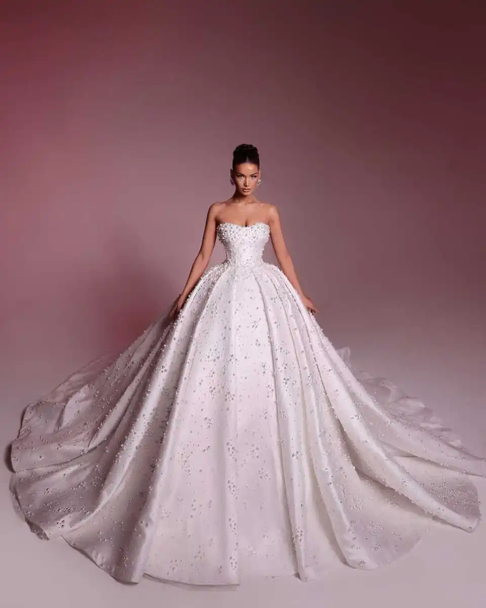 Exquisite Ball Gowns Pearls Sweetheart Neck Wedding Dress Satin Sweep Train Customized Sleeveless Bridal Dresses