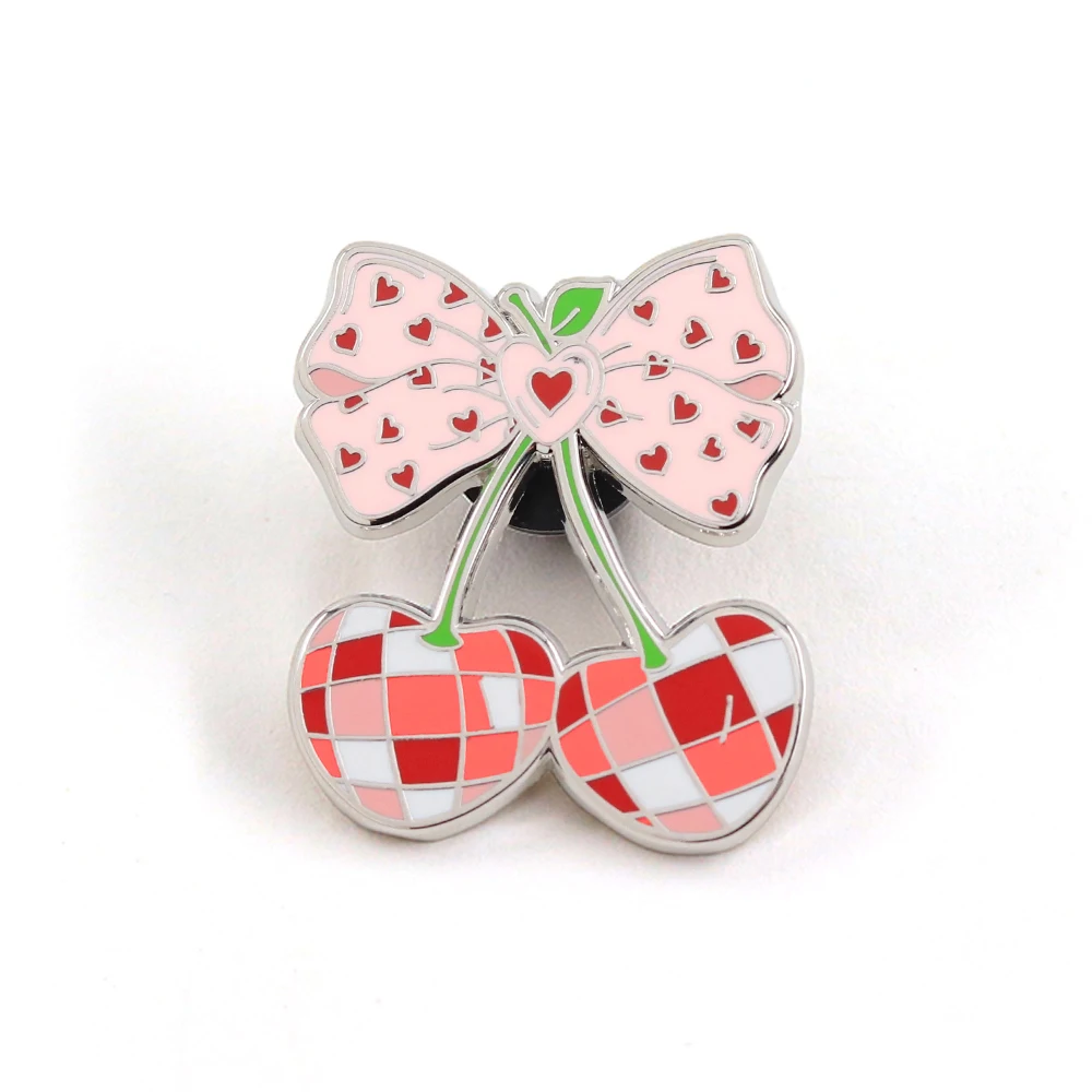 Niedliche karierte Kirschschleife Emaille-Brosche, rosa herzförmiges süßes Frucht-Abzeichen, Kawaii-Modeaccessoire, Valentinstagsgeschenk – Detail 5