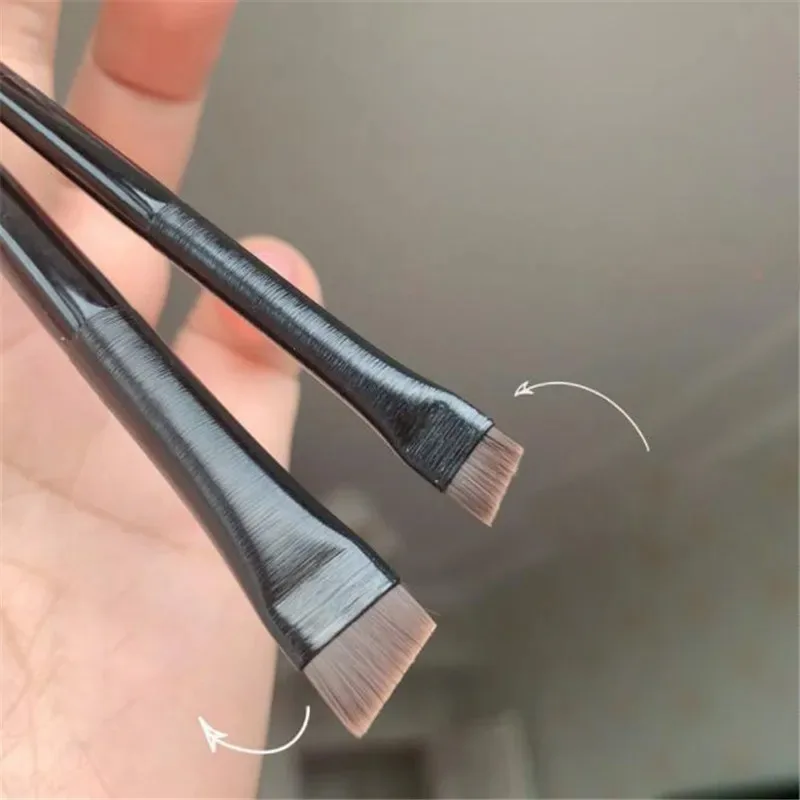 2PCS ブレードブラシセット - プロのメイクアップ、マイクロブレードスタイルの眉毛、グラップ用の大型＆小型の角度付きアイライナー＆ディテイリングブラシ