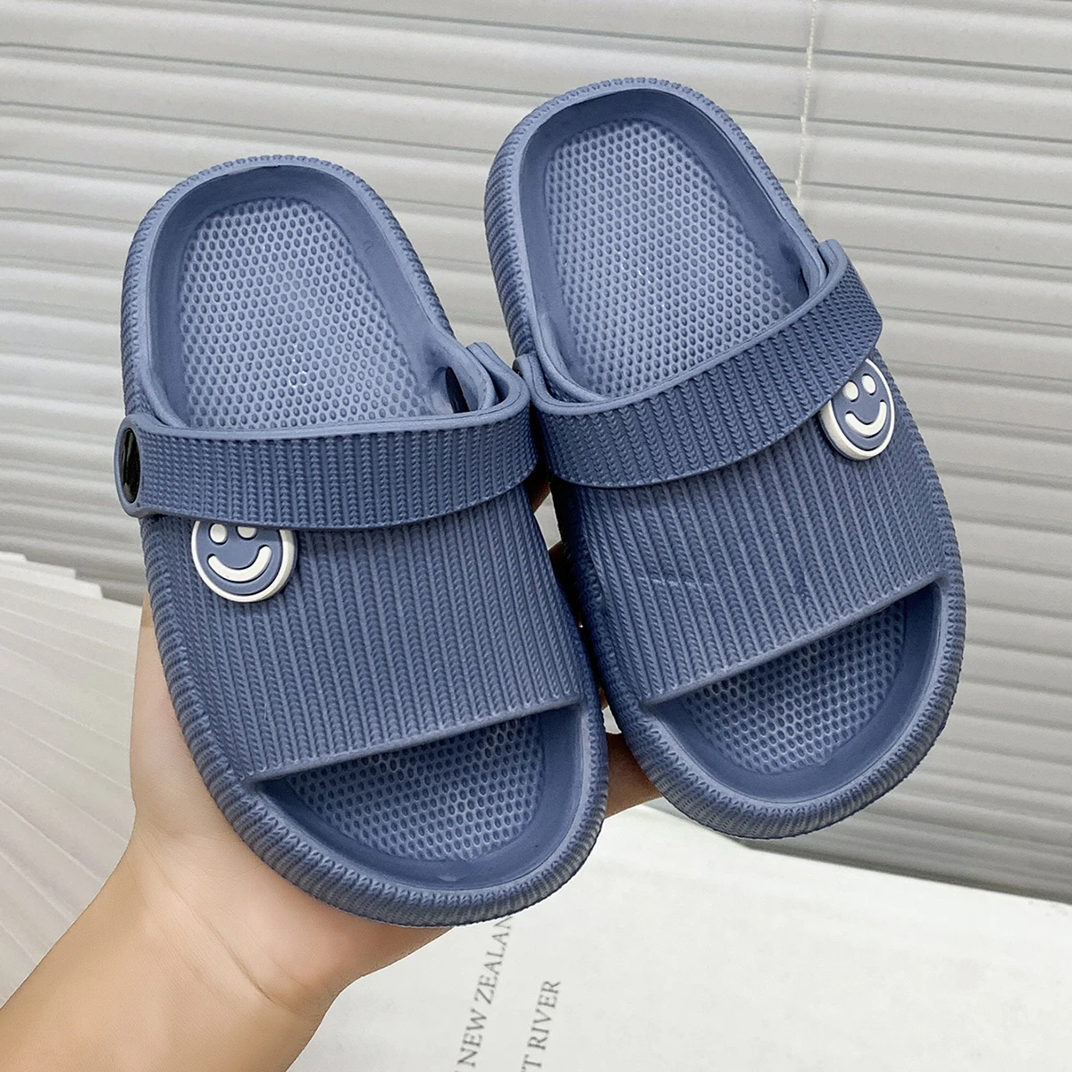 Kinderhausschuhe für den Heimgebrauch, Indoor-Badeschuhe, Jungen- und Mädchenhausschuhe für den Außenbereich, rutschfeste, weichsohlige Baby-EVA-Sandalen. – Detail 4