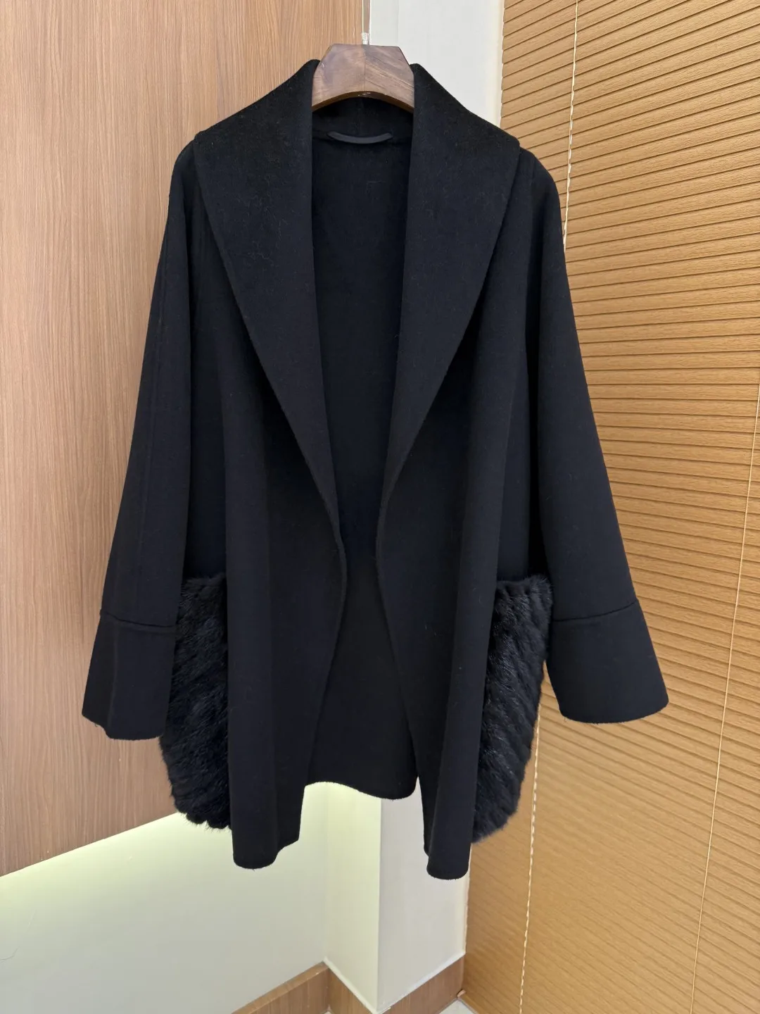 

Женская одежда 2025: теплая ветровка с меховым поясом и карманами 1025