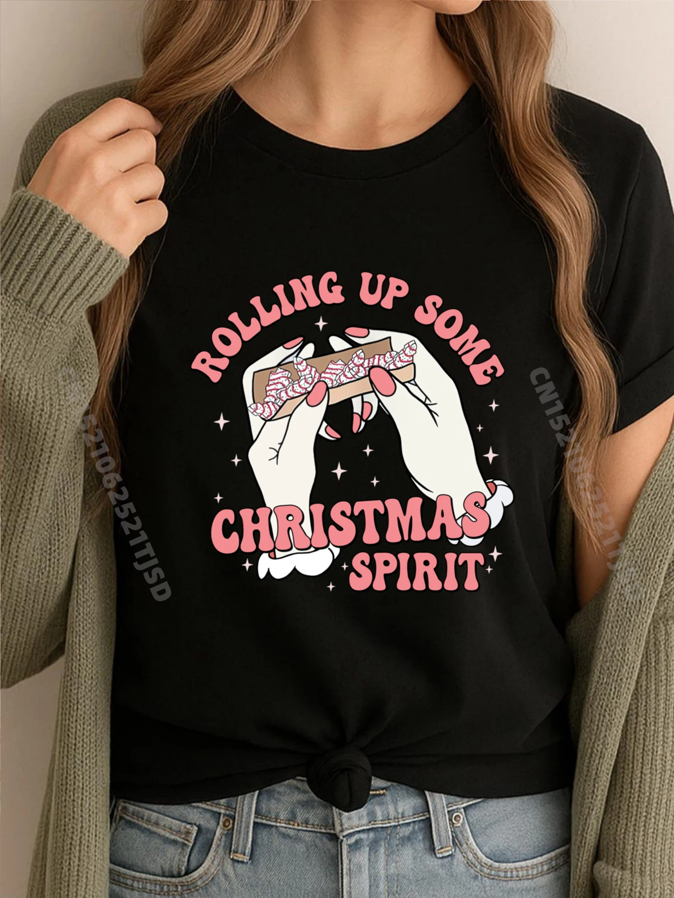 

Катящийся немного рождественского духа, рождественские елочные торты, милая футболка большого размера, брендовая одежда, футболка для женщин, иллюстрация