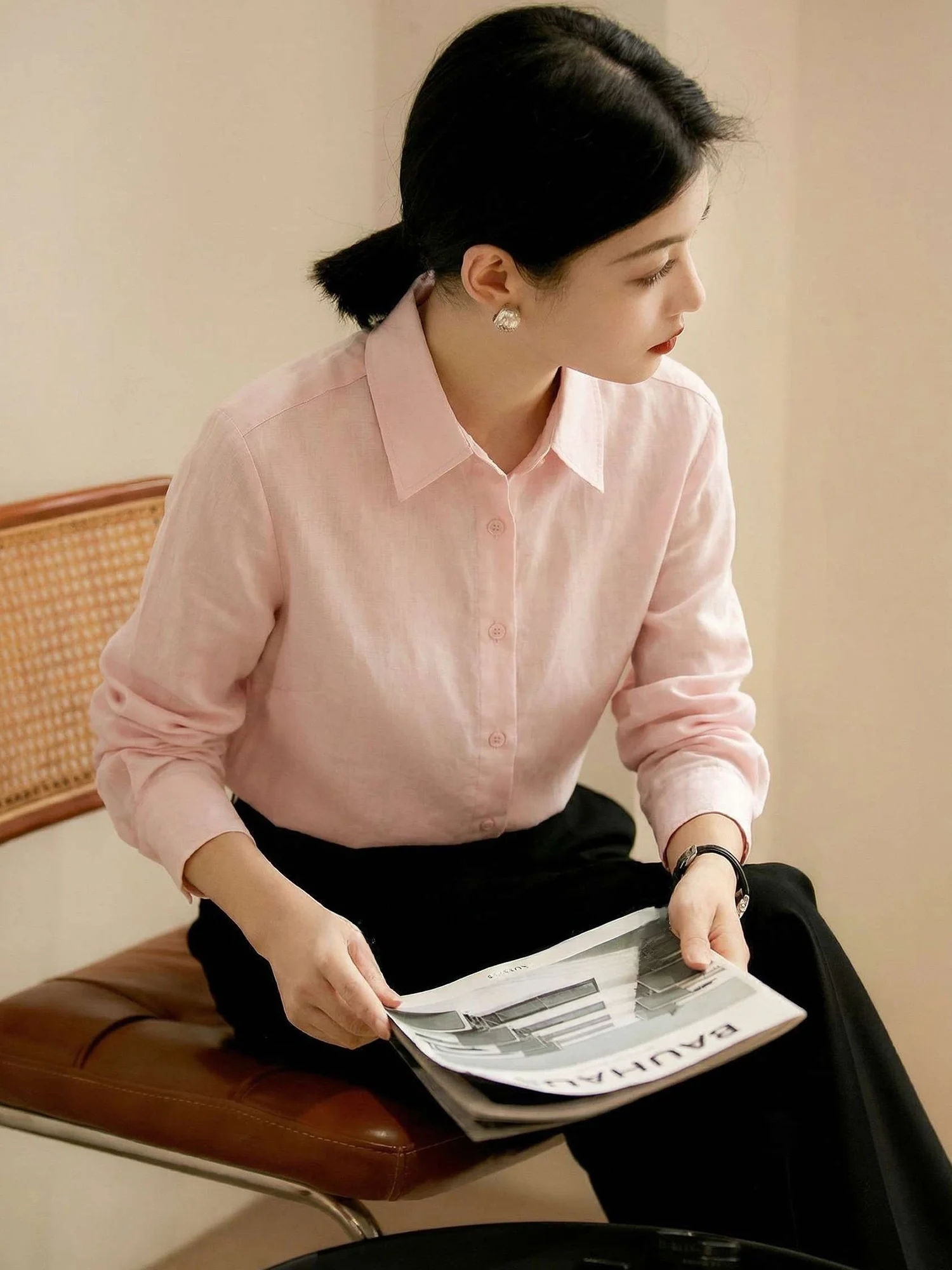 

Элегантная льняная рубашка с длинным рукавом для женщин: деловой стиль, стройнящий силуэт, омолаживающий эффект, летняя мода