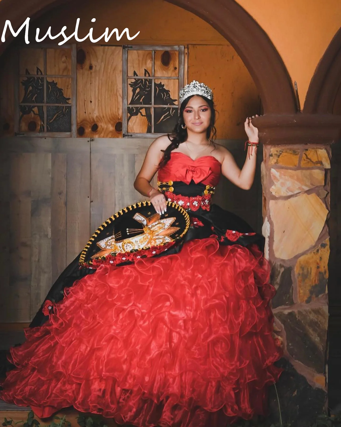 فساتين Quinceanera سوداء فاخرة مع زهور على شكل قلب فستان عيد ميلاد Charro المكسيكي عتيق حلو 15 فستان مشد حسب الطلب