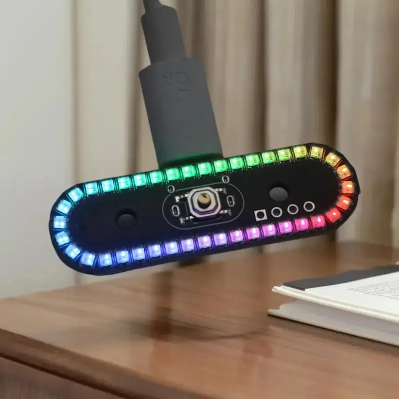 مصباح LED متوافق مع USB-C يتميز بأضواء متدرجة وامضة ودوارة، ومصابيح خلفية لتدفق الواقع للطائرات بدون طيار