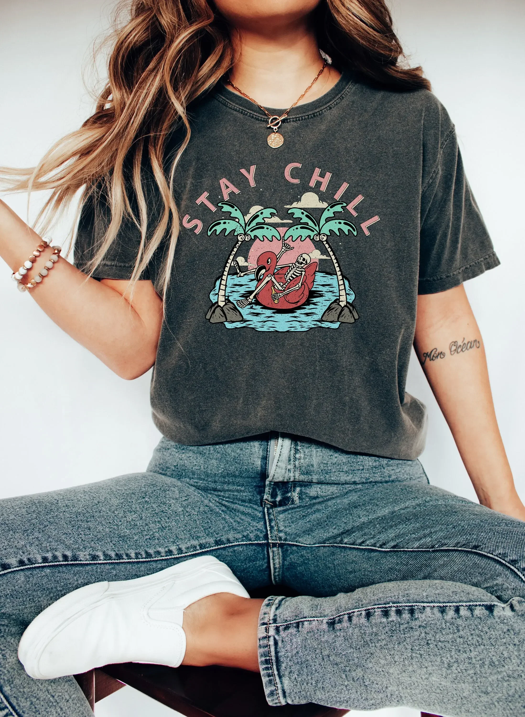 Camiseta Stay Chill Skeleton Palm Trees Beach Waves Watermelon Vintage Sunshine Summer Better Together