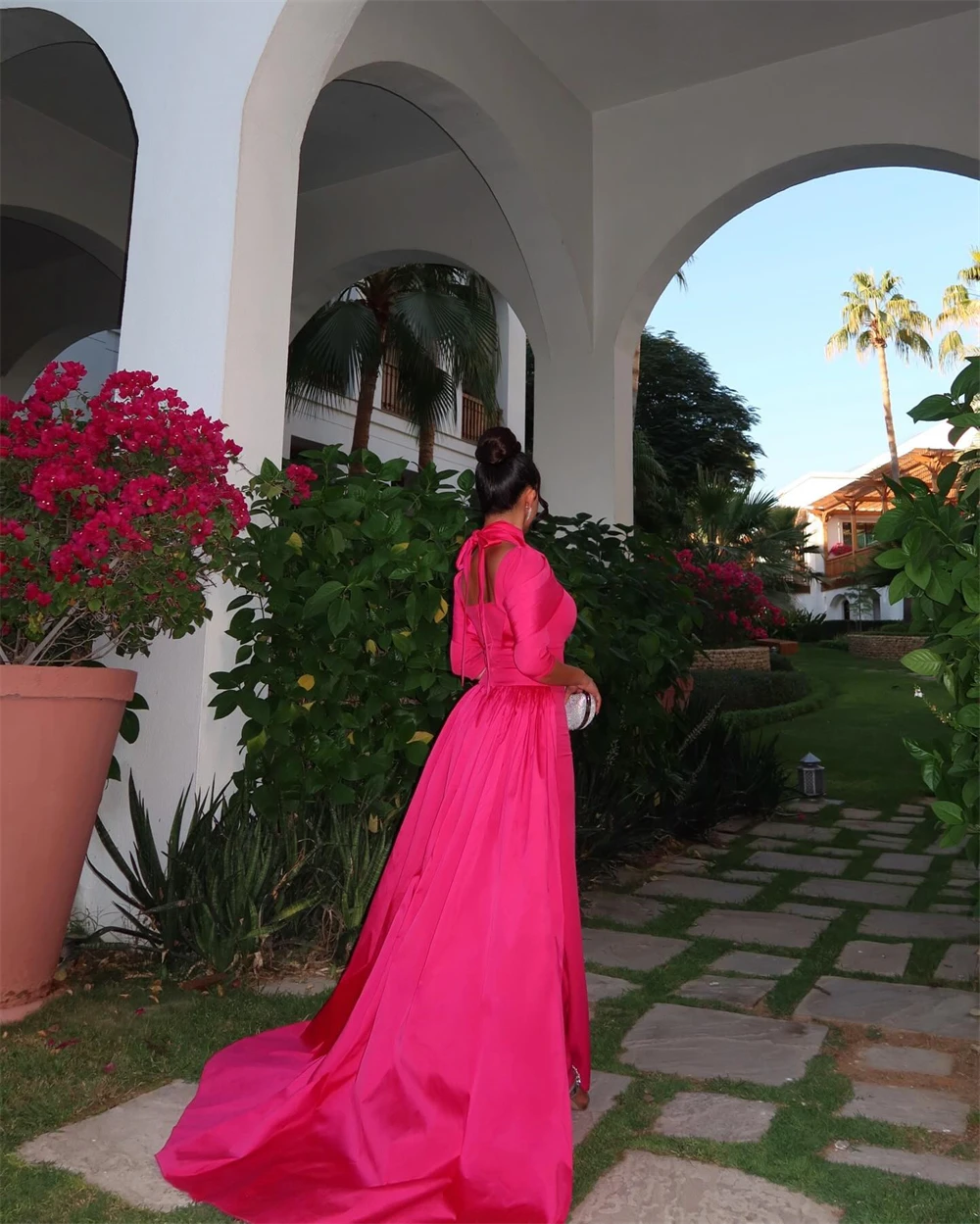 Abiti da ballo classici personalizzati con scollo all'americana in raso con spalle scoperte e maniche corte. Elegante abito da festa con strascico dritto alla caviglia