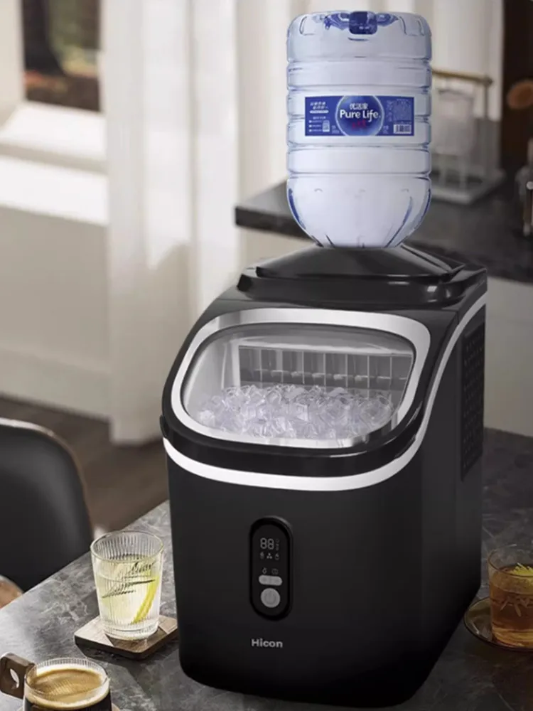 Machine à glaçons à faible puissance 30kg, petit écusson commercial, pot chaud noir sur la table, nouveau bar