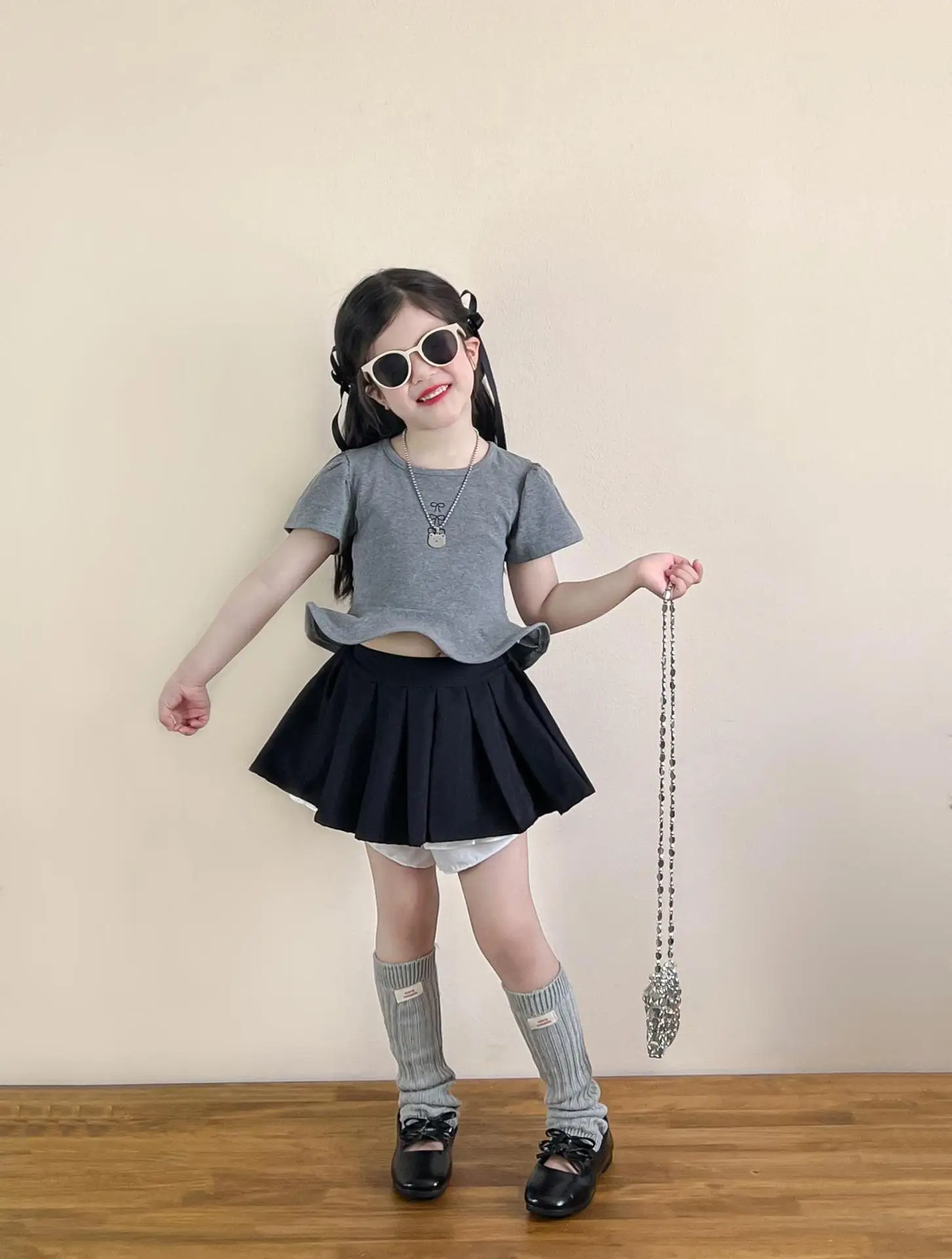 Camiseta gris de verano para niña, camiseta de manga corta con borde con volantes y hombros delanteros, culottes de seguridad plisados negros