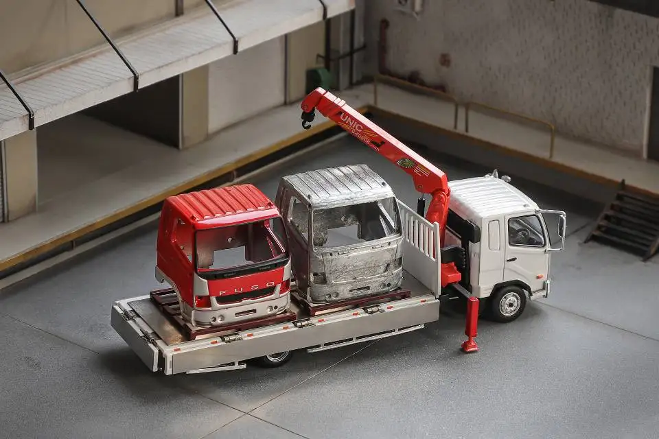 GCD 1:64 Mitsubishi Fuso Medium Truck with Light Truck Crane with Accessories Simulation Alloy Car Model