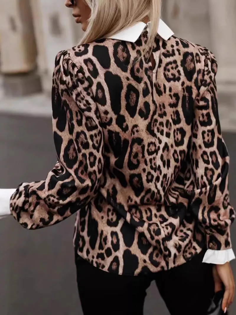 Elegancka długa sukienka damska w panterkę, codzienna, z poliestru, o prostym kroju, z kołnierzykiem, o regularnej długości.