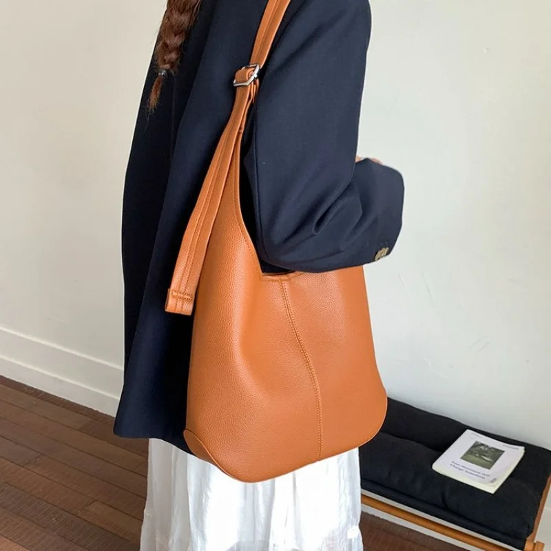 

Fashionable Ladies Hand Bag Crafted From Quality Leather Featuring Popular Classic Style​