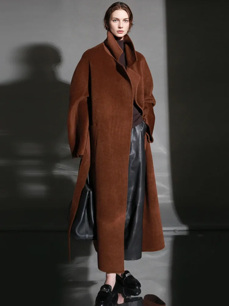 ZMEENNA เสื้อโค้ทผ้าวูลผสมสำหรับผู้หญิง ดีไซน์หรูหรา ทรงยาวสำหรับฤดูหนาว พร้อมปกกว้างและเข็มขัดผูก รุ่น ZM4005