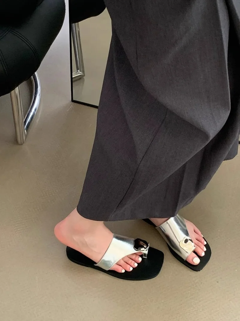 

2023 летние новые модные женские шлепанцы с квадратным носком, плоские металлические украшения в стиле ретро, сексуальные элегантные женские повседневные офисные уличные тапочки