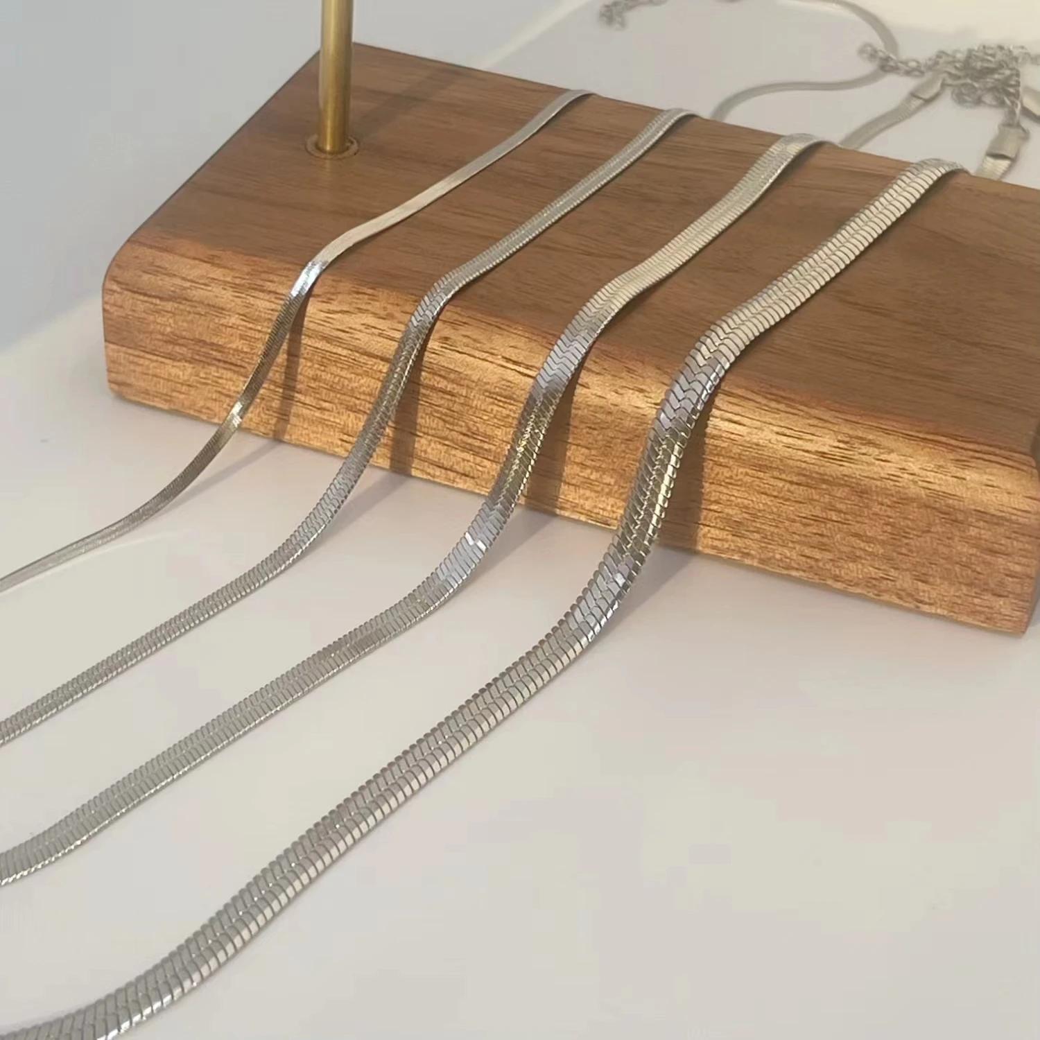 Minimalistische Unisex-Schlangenkette, Halskette, Halsband, Edelstahl, Fischgrätenmuster, goldfarben, Modeschmuck, Geschenk für Sie, Frauen und