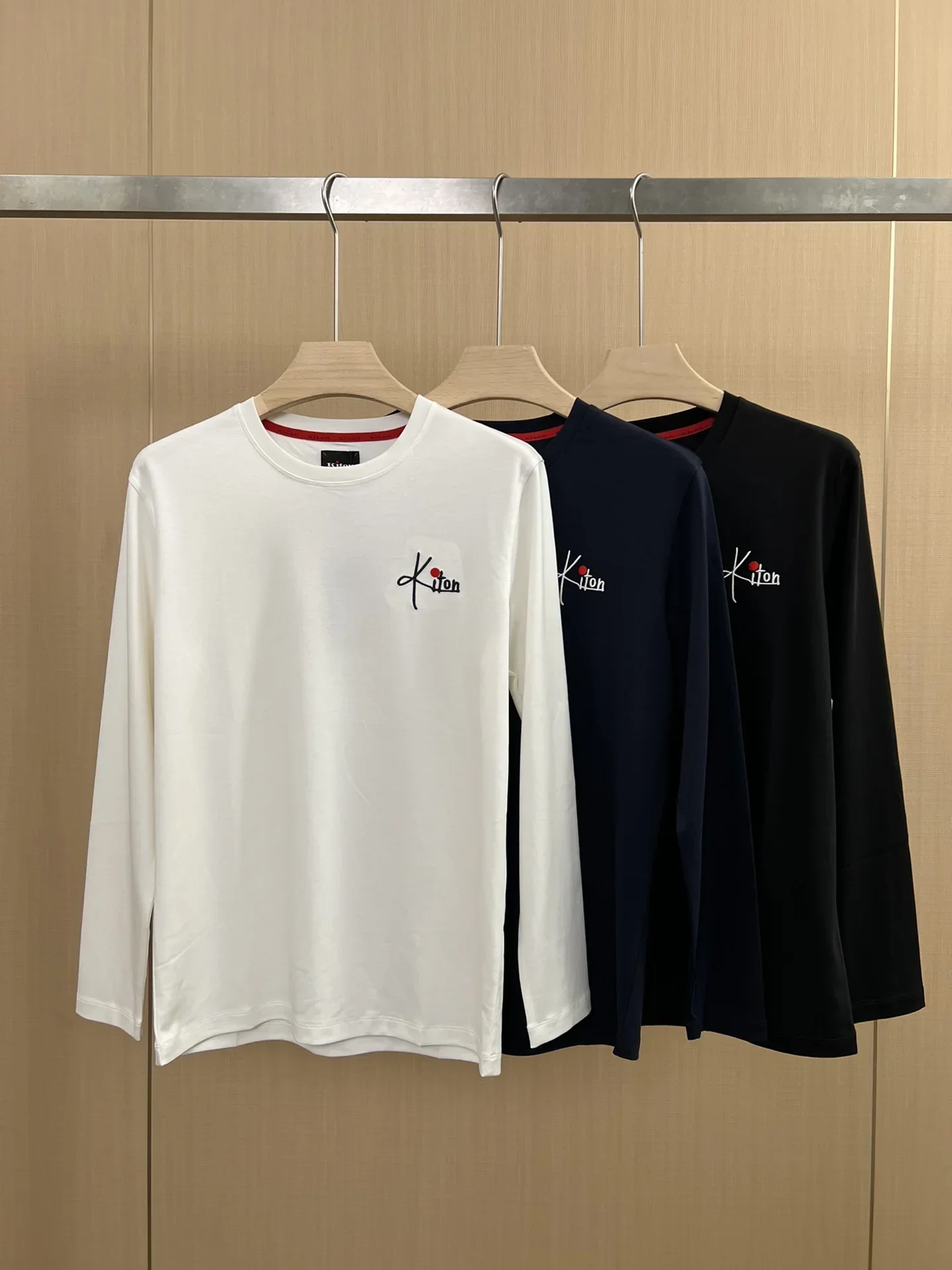 

Kiton Осенняя классическая футболка с круглым вырезом и длинными рукавами с вышивкой алфавита