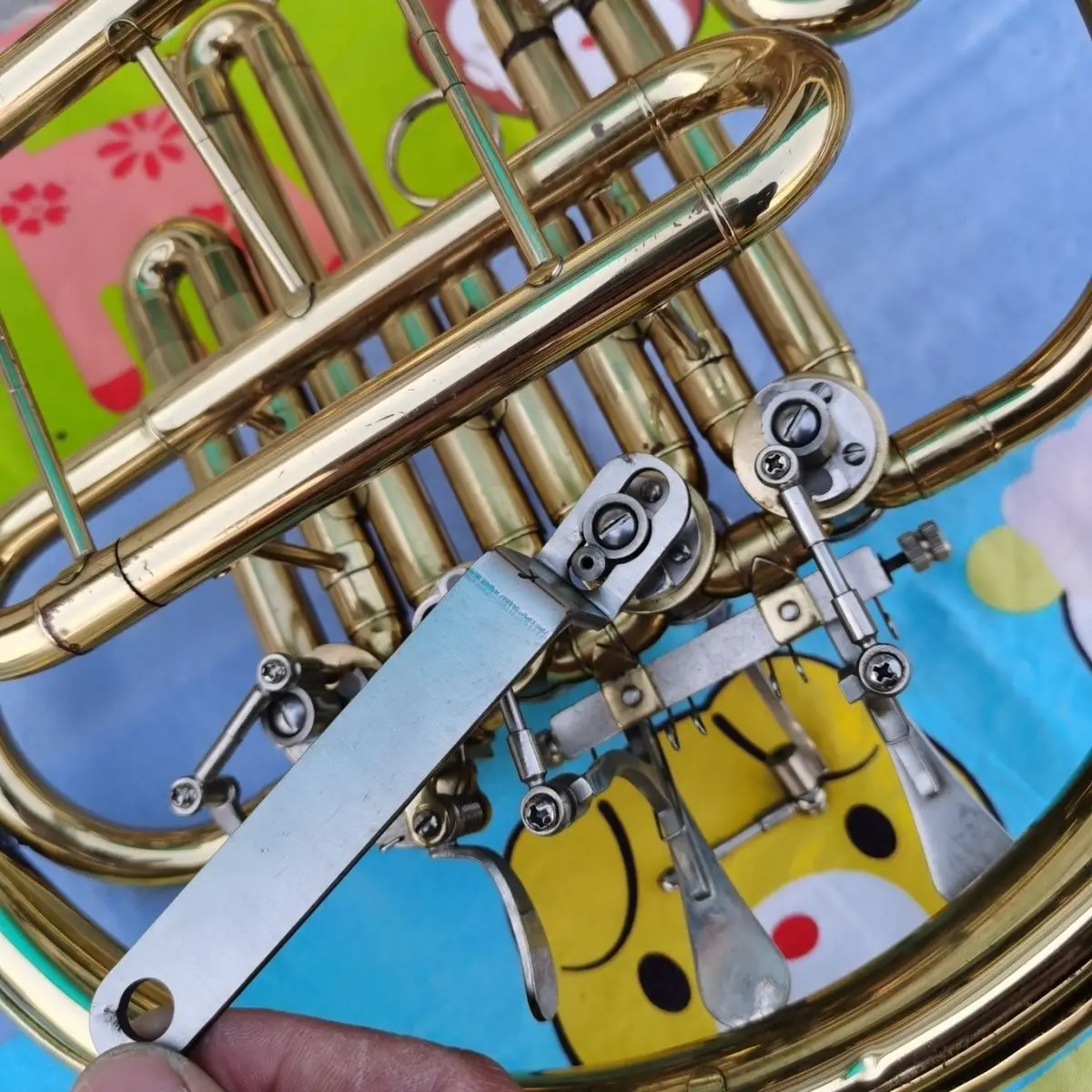 Brass instrument repair tools, French horn piston is stuck, rusty, stuck, wrench cannot be pressed, rusty helper