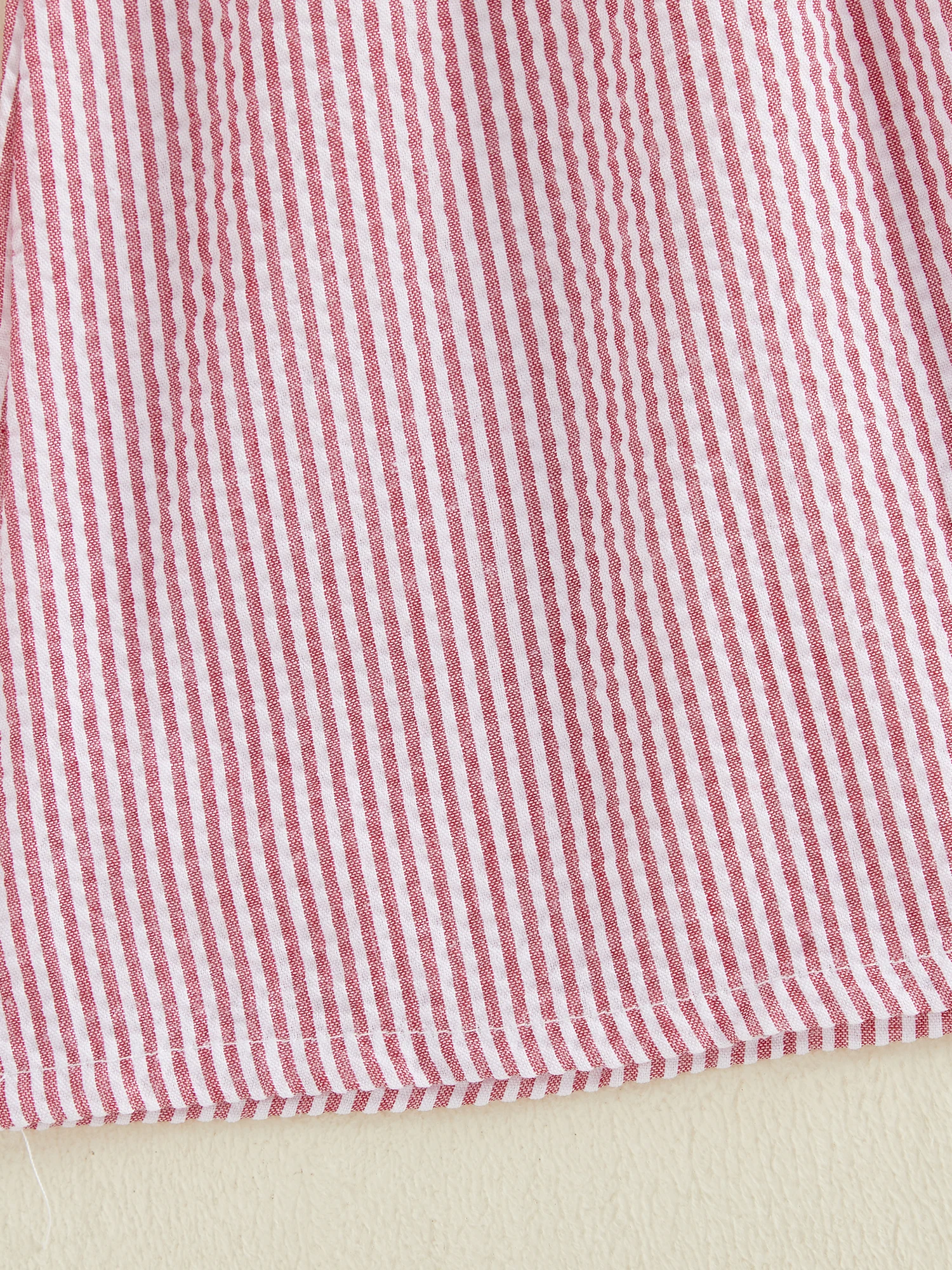 

Очаровательное платье для маленьких девочек с цветочным принтом, рукавами с рюшами и бантом, идеально подходит для летних пикников и прогулок.